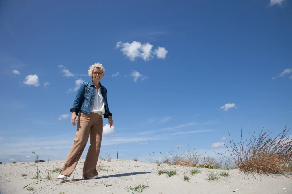 Monique op een strand met veel ruimte